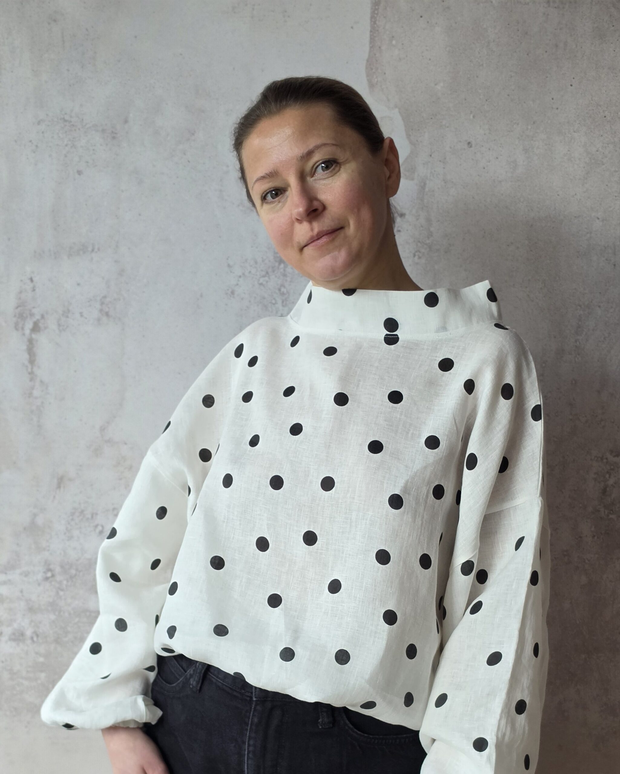 Bluzka lniana Livia w czarne grochy – ujęcie z przodu, oversize’owy fason i bufiaste rękawy