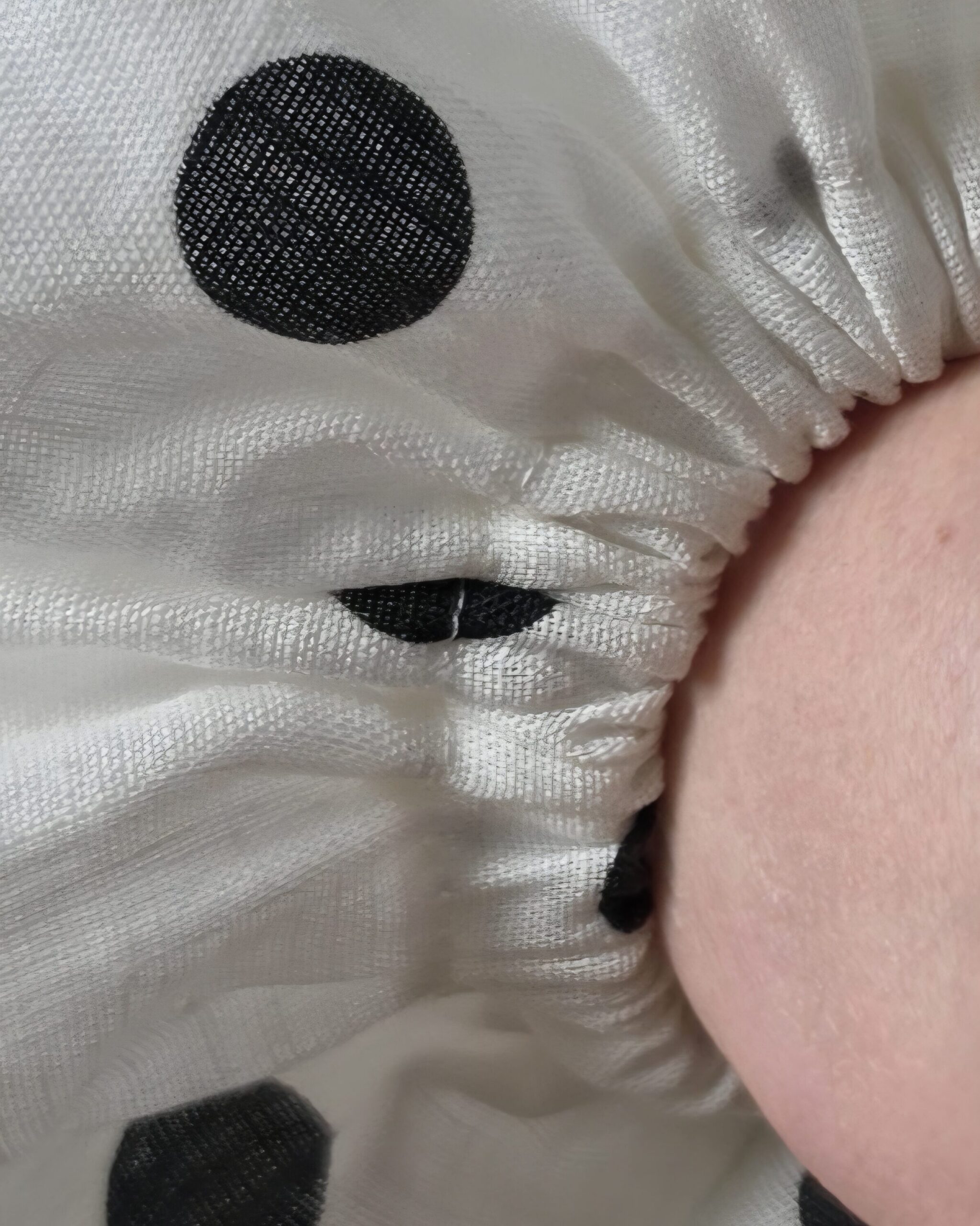 Bluzka lniana Livia w czarne grochy – detal bufiastego rękawa i mankietu z gumką