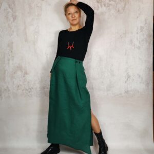 Spódnica lniana maxi Helena w szmaragdowym kolorze – widok na modelce