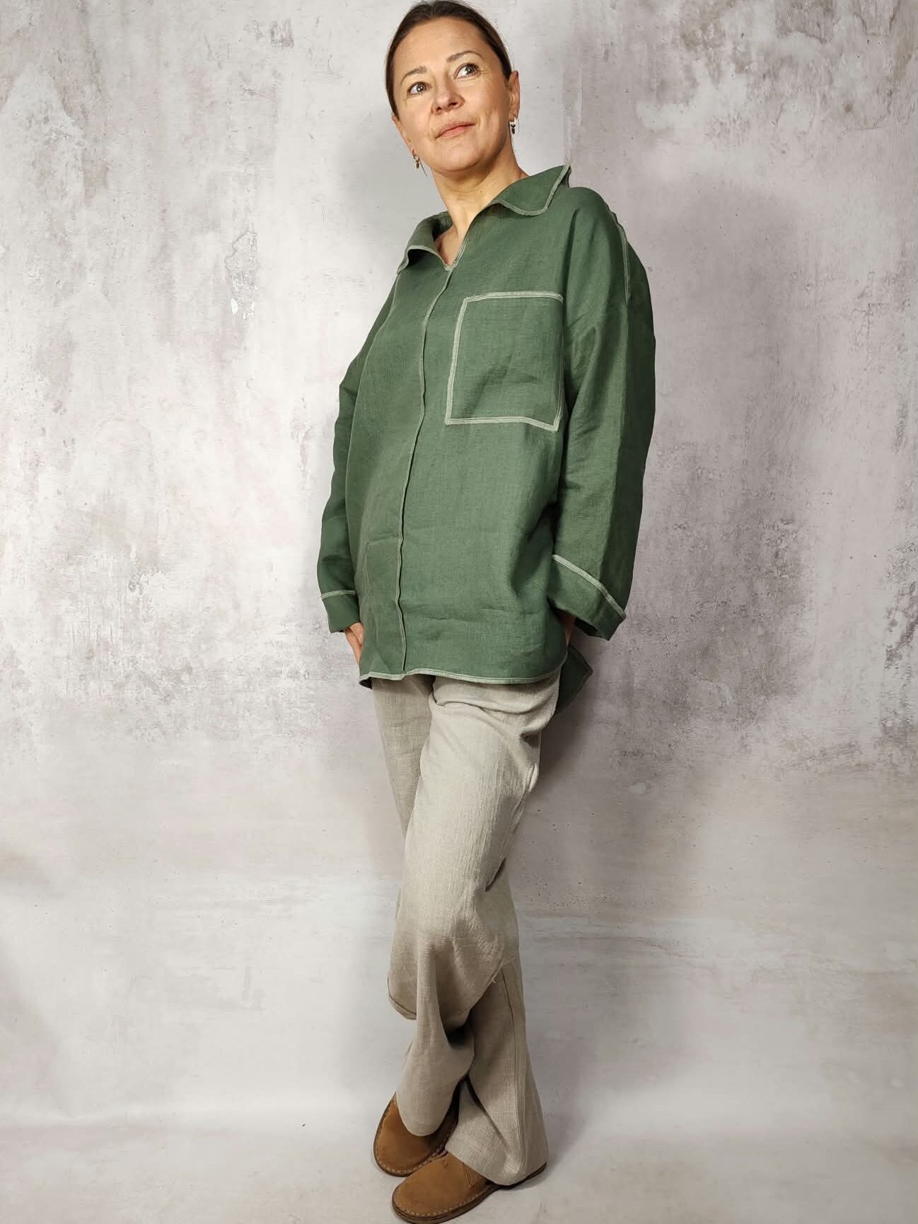 Zielona lniana koszula Magdalena oversize na modelce, pełna sylwetka, ujęcie z boku