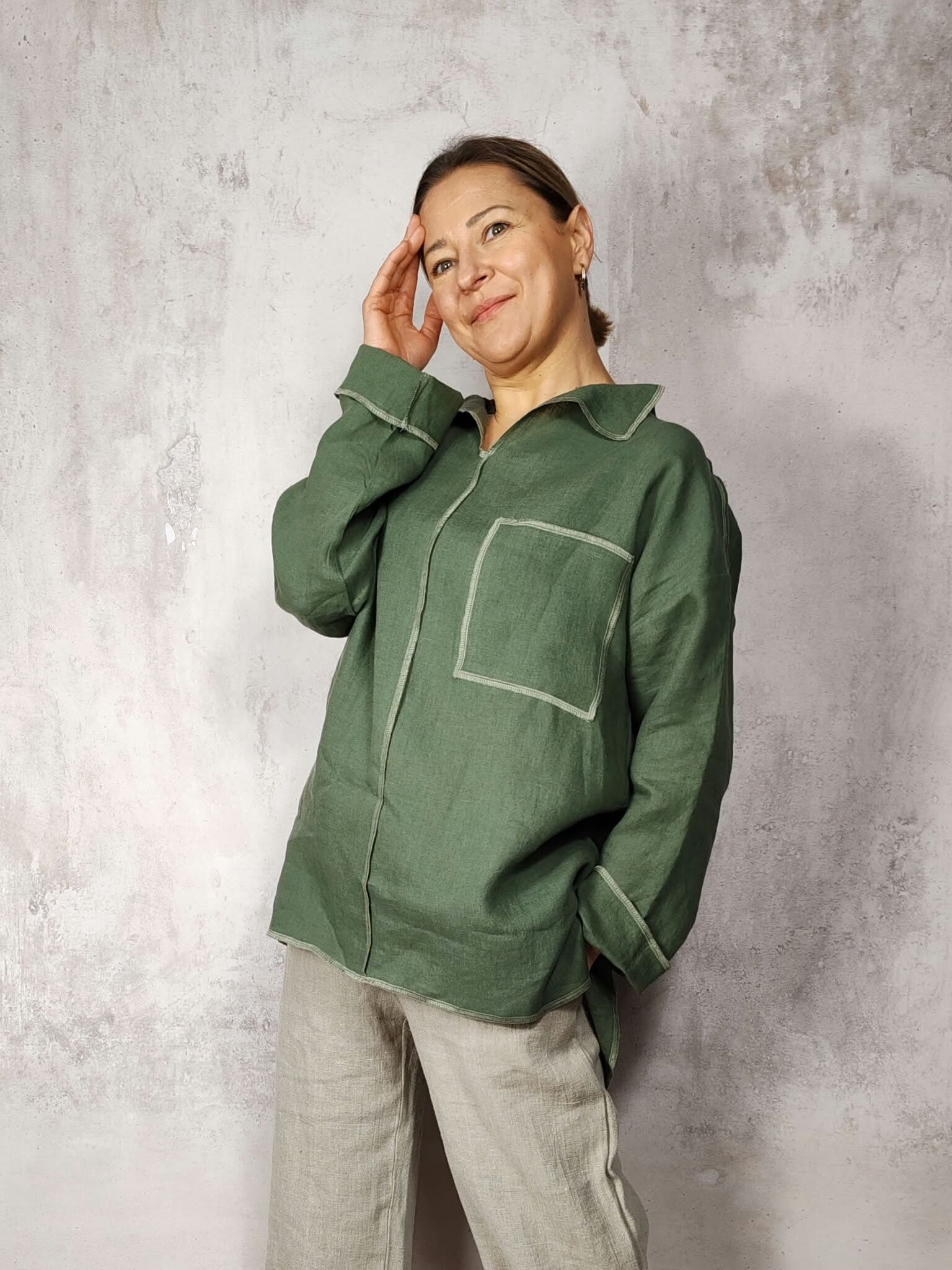 Zielona lniana koszula Magdalena oversize na modelce, ujęcie trzy czwarte